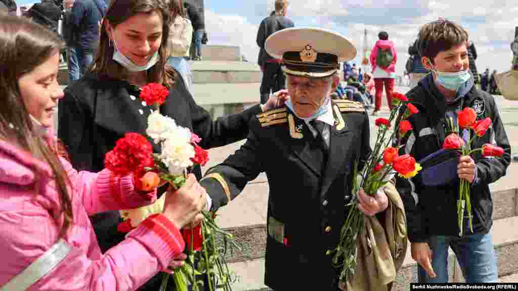 Натомість 31% українців вважають, що потрібно святкувати лише 9 травня. Ще приблизно 9% підтримали ідею вшановувати тільки День пам&#39;яті та примирення 8 травня, 10% байдуже, коли відзначати. Водночас у західних регіонах найактивніше підтримали лише 8 травня (22%), а у південних і східних регіонах більшість виступили тільки за 9 травня (48% та 42% відповідно) 