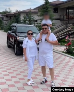 Жубайлар Бермет Анварбекова жана Азамат Доронбеков беш жаштагы уулу менен. (Сүрөт социалдык тармактагы баракчадан алынды).