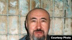 Арон Атабектің Алматыдағы тергеу изоляторындағы (СИЗО) тығылып түсірілген суреті. Алматы 2007 жыл, ақпан.  