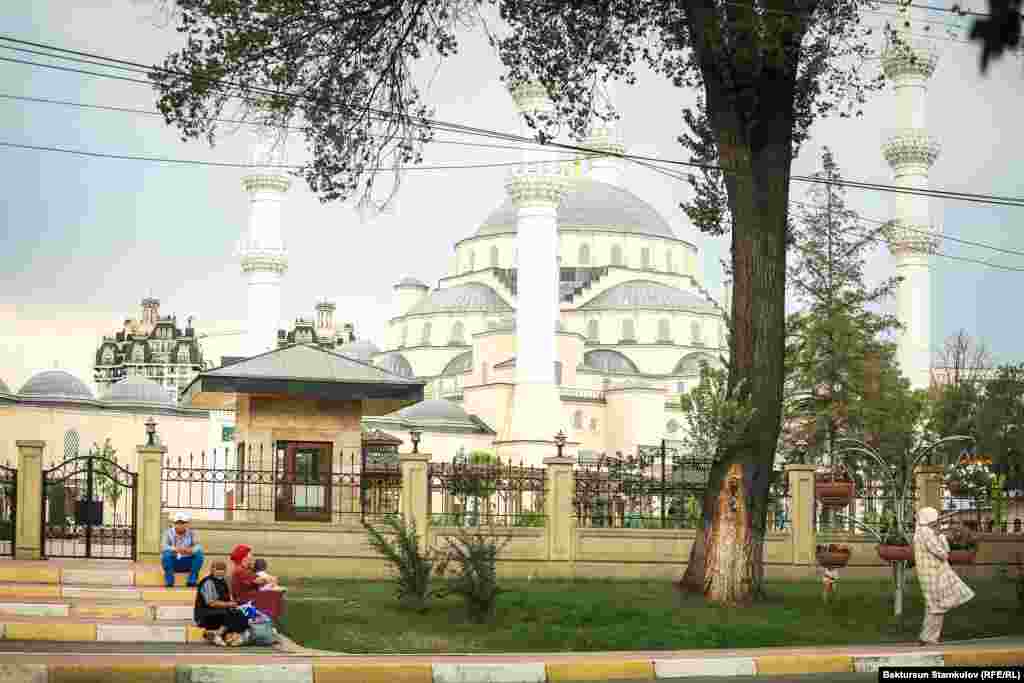 Быйыл Орозо айт намазы сыяктуу эле Курман айт намазы да мечиттерде жана аянттарда окулган жок.