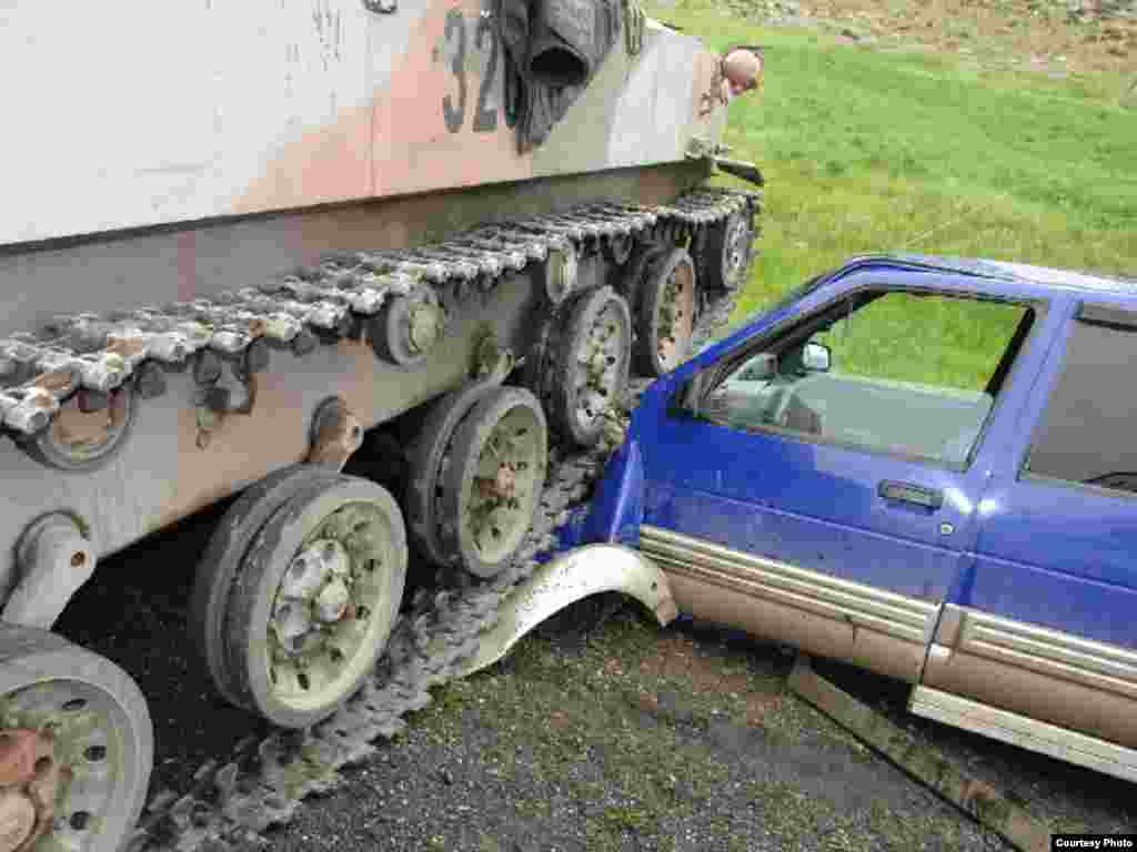 Өзбек танкы кыргыз жаранынын унаасын тебелеп кетти  -  Өзбекстан Сох анклавынан согуштук техникасын чыгарып баратканда бир өзбек танкасы кыргыз жараны Анарали Абдураимовдун женил автомобилин тебеле кетти. 2-июнь, 2010-жыл.