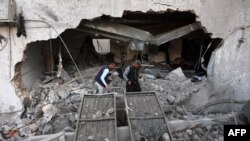 Израил армиясынын чабуулунан улам талкаланган үйдүн урандыларынын алдынан жакындарын издегендер. 13-апрель, 2025-жыл.