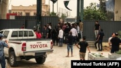 İnsanlar Tripolidə seçki komissiyasının binası ətrafına toplaşıblar. 2 may, 2018.
