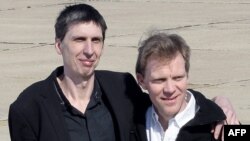 Стефан и Эрве, а также их переводчик Реза Дин, были захвачены талибами 30 декабря 2009 года, когда вели репортаж из горной провинции Каписа, находящейся в восьмистах километрах к востоку от Кабула