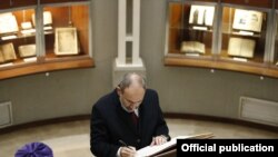 Հայաստանի վարչապետ Նիկոլ Փաշինյանը գրառում է կատարում Մայրավանքի «Ոսկե» գրքում, 20-ը նոյեմբերի, 2019թ.