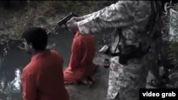 Скриншот видео, распространенного ИГ, где дети показаны исполнителями казни.  