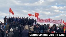 Таалайбек Сарыбашов аны кызматка кайра коюу үчүн уюштурулган митингде сүйлөп жатат.