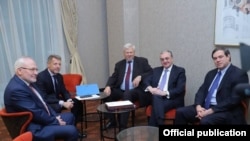 Դեսպաններ Իգոր Պոպովը (Ռուսաստան), Ստեֆան Վիսկոնտին (Ֆրանսիա), ԵԱՀԿ գործող նախագահի անձնական ներկայացուցիչ Անջեյ Կասպշիկը, ՀՀ ԱԳ նախարար Զոհրաբ Մնացականյանը և դեսպան Էնդրյու Շոֆերը (Միացյալ Նահանգներ), Երևան, արխիվ