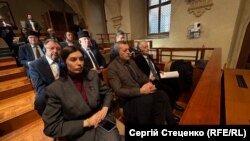 Ukrayinanıñ Çehiya elçisi Vasıl Zvarıç, Ukrayina halq deputatları Mariya Mezentseva, Mıkola Knâjitskıy, Ahtem Çiygoz ve Mustafa Cemilev, Çehiya senatınıñ qırımtatar genotsidini tanıma rey berüv toplaşuvında