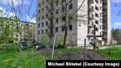 Поховання цивільних у прифронтовому Покровську, квітень 2025 року