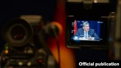 Итоговая пресс-конференция президента КР Алмазбека Атамбаева, госрезиденция "Ала-Арча", 16 декабря 2013 года.