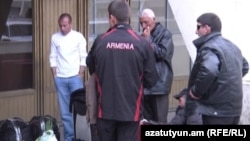 Трудовые мигранты в аэропорту (архивная фотография)