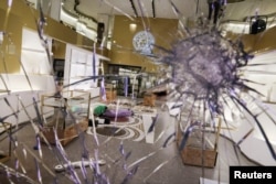 Айтылуу "Versace" брендинин дүкөнүнүн Хаселдин тарапташтары тарабынан сындырылган терезеси. Барселона шаары, Каталония, Испания. 2021-жылдын 20-февралы.