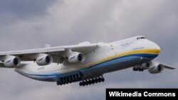 هواپیماهای آنتونوف روسی که حمل و نقل جنگ‌افزار به سوریه را برعهده دارند.