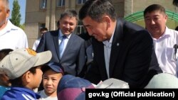 Сооронбай Жээнбеков Талас облусундагы иш сапары учурунда.  