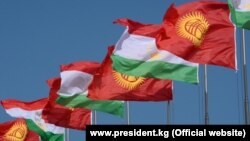 Кыргызстандын жана Тажикстандын мамлекеттик туулары.
