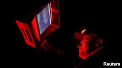 Військовий мобільної вогневої групи під час відбиття російської повітряної атаки, липень 2025 року