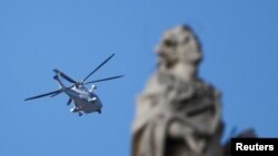 Policijski helikopter iznad Trga svetog Petra u Vatikanu, 26. april 2025.