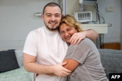 آلموگ مِير در کنار یکی از بسنگانش بعد از آزادی