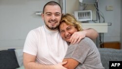 آلموگ مئیر جان پس از نجات از غزه و بازگشت به اسرائیل در آغوش یکی از بستگان نزدیکش