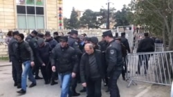Mitinqinə gələnləri polis belə yoxlayıb meydana buraxır
