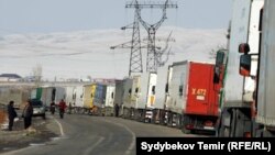 Кыргыз-казак чек арасында токтогон жүк ташуучу автоунаалар. (Архивдик сүрөт)