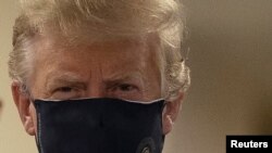 Президент США Дональд Трамп в маске во время посещения Национального военно-медицинского центра в пригороде Вашингтона. 11 июля 2020 года.
