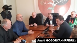 По итогам встречи члены политсовета единогласно поддержали выдвижение Аслана Бжания кандидатом в президенты Абхазии