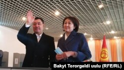 Президенттикке талапкер Садыр Жапаров жана анын жубайы Бишкектеги №1053 шайлоо участогунда добуш берген учуру. 10-январь, 2021-жыл.