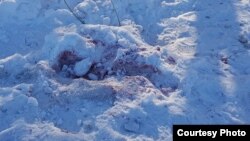 Следы крови на предполагаемом месте убийства 23-летнего мужчины в Караганде, тело которого было найдено после драки в ресторане. Январь 2019 года.