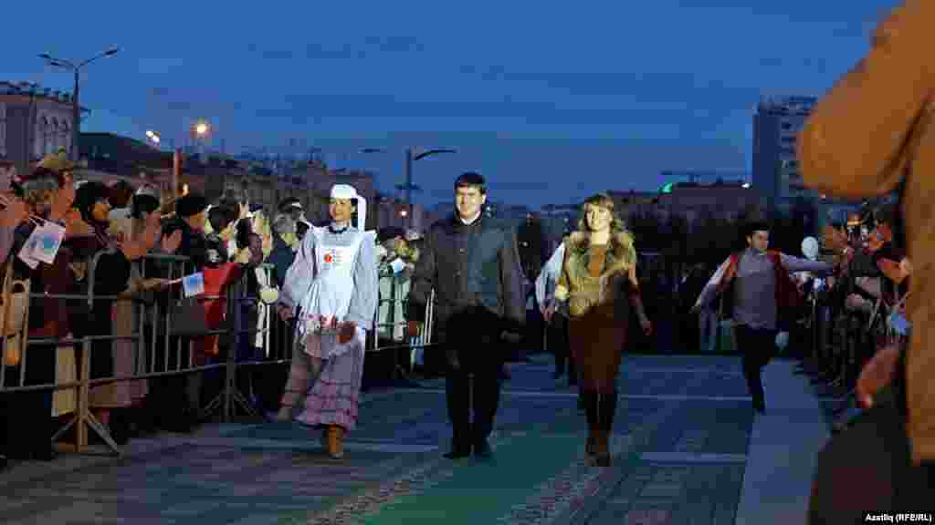 Камал театры каршында яңа сезон ачу тантанасы. (у) Гүзәл Минакова, Ирек Кашапов.