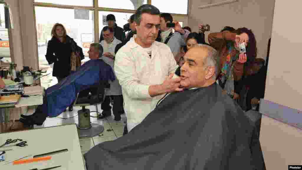 Armenia - Opposition presidential candidate Raffi Hovannisian campaigns in Yerevan, 23Jan2013.