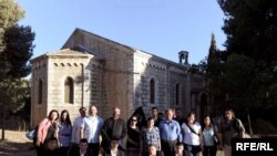 Представители армянской общины Иерусалима во дворе церкви Сурб Григор Лусаворич (архивное фото)