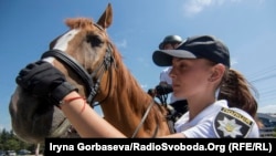 Туристическая полиция Мариуполя заступила на первое дежурство, 3 августа 2018 года. На фото Юлия Полухина