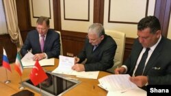 تصویر منتشر شده در خبرگزاری وزارت نفت از عقد قرارداد سه‌جانبه همکاری بین شرکت غدیر و دو شرکت روسی و ترکیه‌ای