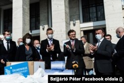 Петер Сійярто (л) і Дмитро Кулеба (п) під час урочистої церемонії передачі допомоги