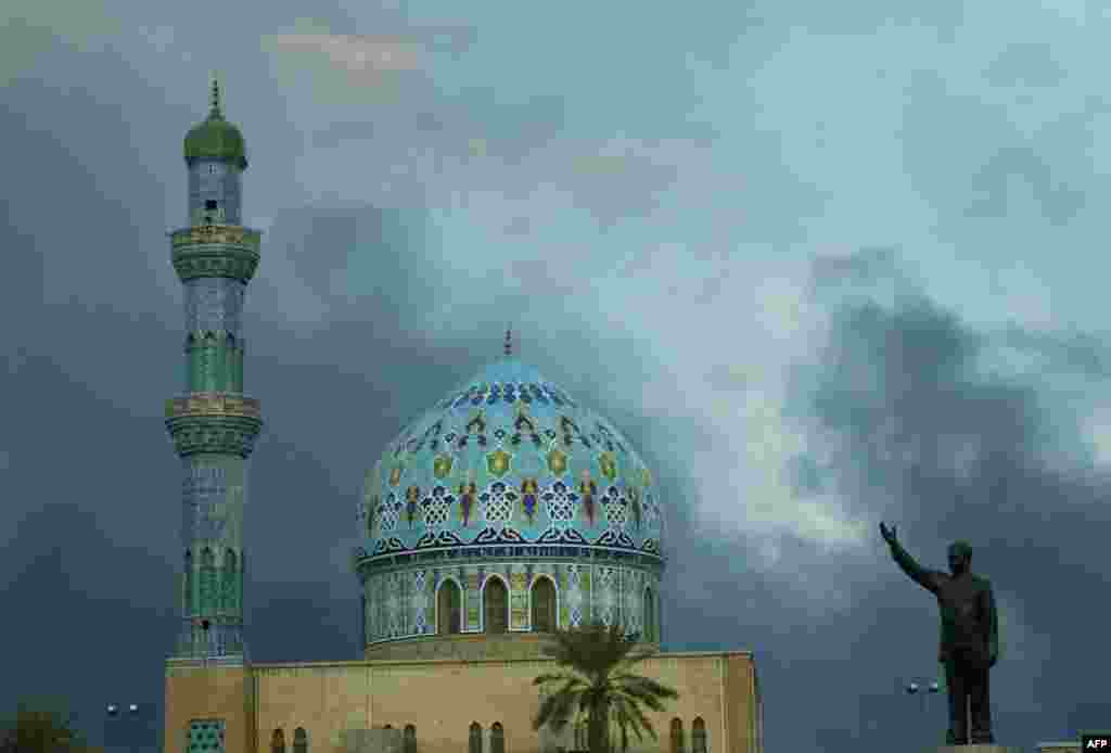 Статуя Саддама Хусейна на багдадській площі; 9 квітня цю статую знесли