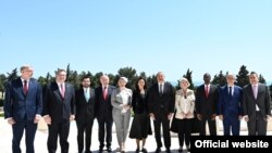 Azərbaycan Prezidenti  İlham Əliyev Qvatemala , İrlandiya, Albaniya , Norveç , Monteneqro , Estoniya , Somali , Yeni Zelandiyanın, Sloveniya  və Danimarkanın  yeni təyin olunmuş qeyri-rezident səfirlərinin etimadnamələrini qəbul edib, 12 iyun 2021, Bakı