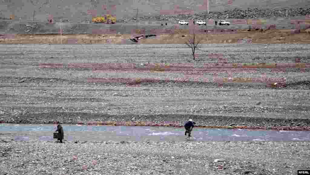 Алайдагы тоо кыялаган жөө жүрүш - Жүрүшчүлөр Сопу-Коргондон ары Таргалак-Чаты айылына чейин көпчүлүк учурда тоолорду кыялап, айрым мезгилде чоң-кичине дарыяларды кечип жөө жүрүшүн улантышты.  