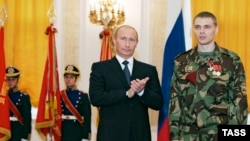 Володимир Путін нагороджує орденом Мужності капітана внутрішніх військ МВС Росії Андрія Пеліхова на урочистому прийомі на честь співробітників підрозділів спеціального призначення