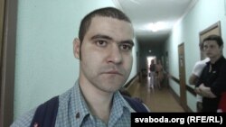 Андрэй Моўчан у будынку суду.