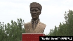 Нимпайкараи Саидаҳмад Каримов дар Ховалинг. 9 майи 2015