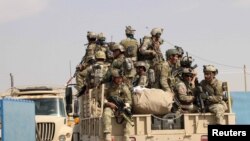 نیروهای افغانستان برای مبارزه با اعضای طالبان خود را به شهر قندوز می‌رسانند