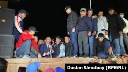 Мелис Мырзакматов выступает на площади в Оше перед митингующими. 7 октября 2020 года. 