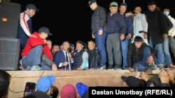 Oş şäheriniň öňki gapmaga-garşylykly häkimi Melis Myrzakmatow alty ýyllyp özbaşdak sürgünlikden soň 7-nji oktýabrda şähere gaýdyp bardy.