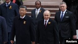 Си Дзинпин, Владимир Путин и Роберт Фицо на 9 май в Москва