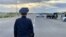 Полиция Жамбыл облусундагы №28349 аскер бөлүгүнө баруучу жолду тосуп турат. 27 -август, 2021 -жыл
