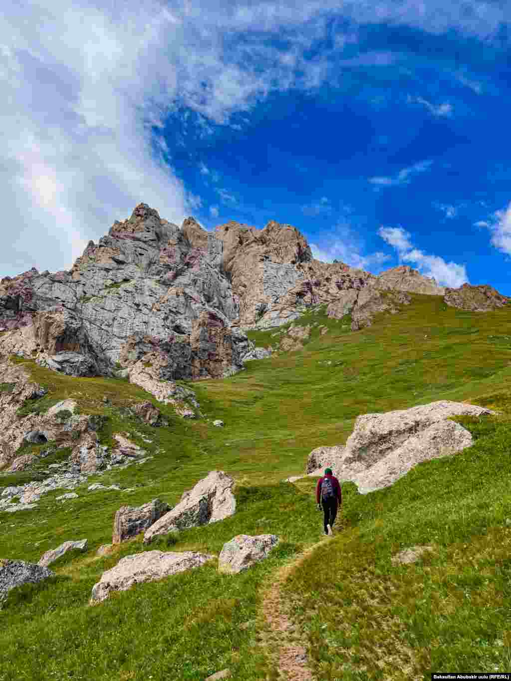 Большинство туристов идут до озера пешком.&nbsp;