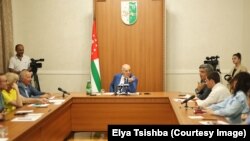 Аслан Бжания провел пресс-конференцию для журналистов и снова огласил свой рецепт благополучия