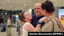 Владислав Єсипенко зустрівся з родиною в аеропорту Праги